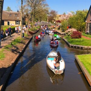 rent a boat in giethoorn